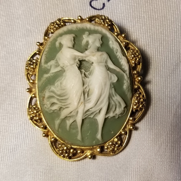 Vintage Jewelry - Vintage Green Lucite Cameo Brooch